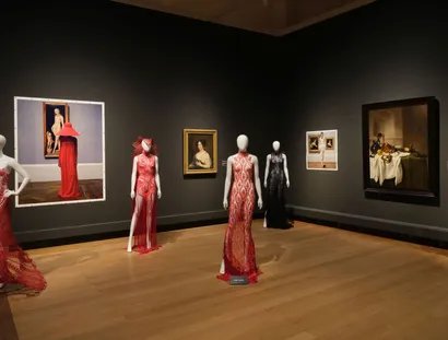 Ausstellungsansicht „Gallery Looks“, Gemäldegalerie 2025, mit Entwürfen von Karen Jessen, Foto von Ralph Mecke sowie Gemälden von Jacob-Ferdinand Voet und Jan Jansz den Uyl d. Ä.
