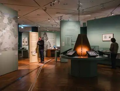 Raumansicht der Ausstellung „Natur und deutsche Geschichte. Glaube – Biologie – Macht”