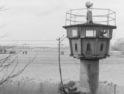 Ufer Park Babelsberg mit Wachturm und Blick auf Glienicker Brücke