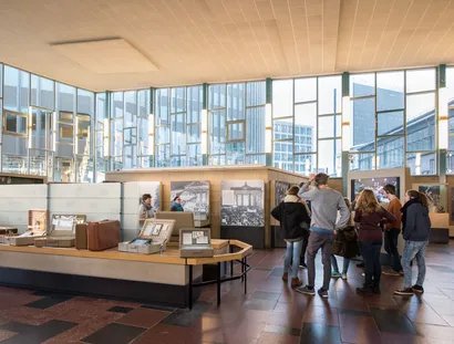 Eine Gruppe von Besuchern steht in der Dauerausstellung im Tränenpalast
