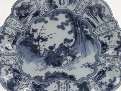 Kleine Platte in Fächerform (Detail), Delft, „De Grieksche A“, Samuel van Eenhorn, Fayence