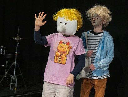 "Der Nase nach" - TheaterJugendClub Ensemble Angestrahlt
