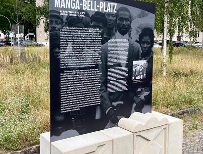 Anstelle des Reichskommissars Gustav Nachtigal, der die Grundlagen für die deutsche Kolonialherrschaft in West-Afrika schuf, wird am Manga-Bell-Platz nun der antikolonialen Widerstandskämpfer:innen Rudolf und Emily Duala Manga Bell gedacht.