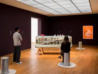 Ausstellungsansicht „Saâdane Afif. Five Preludes“, Hamburger Bahnhof – Nationalgalerie der Gegenwart, 12.12.2025 – 13.09.2026, Abgebildet: Anthologie de l’humour noir, 2010