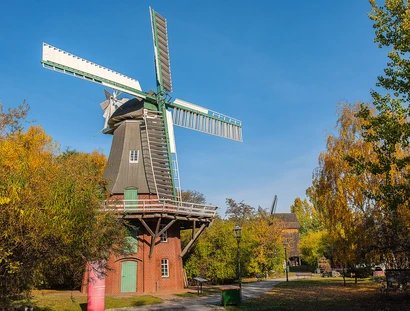 Im weitläufigen Museumspark kann man eine Holländer- und eine Bockwindmühle entdecken. Vorführungen geben Einblick in das Leben eines Müllers und in die Mühlentechnik.