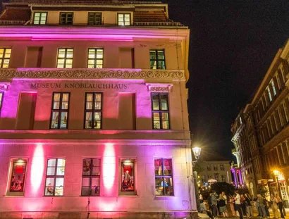 In der Langen Nacht der Museen erwartet dich im historischen Knoblauchhaus ein kriminalistisches Programm mit Führungen und Musik.