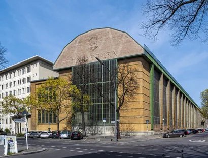 Die AEG-Turbinenhalle im Huttenkiez