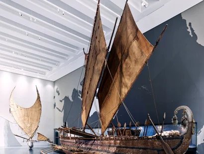 Ausstellungsansicht des Moduls "Ozeanien: Mensch und Meer. Ein Meer von Inseln" des Ethnologischen Museums im Humboldt Forum