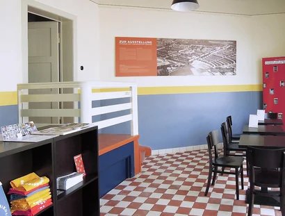 Infostation Hufeisensiedlung, Foyer mit Café und Zugang zur Ausstellung