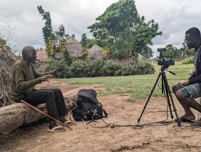 Nlabephee Kefas Othaniel (rechts) und Pa Kanawa Musa (links) während einer Recording Session in Kwangkah village of Dza