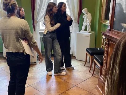 Junior-Kuratorinnen erkunden die Dauerausstellung über das Berliner Leben im Biedermeier