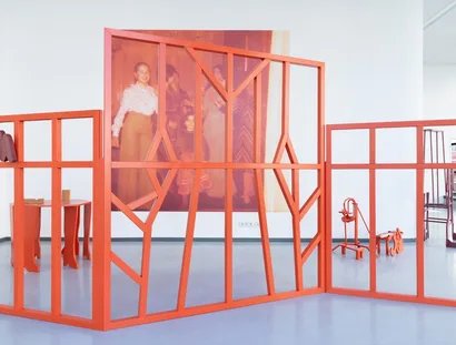 Installationsansicht der Einzelausstellung „Malplaquetstraße 33 – Jugend einer Monteurin“, Galerie Wedding – Raum für zeitgenössische Kunst, Berlin, 2026