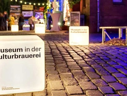 Der Eingangsbereich des Museums bei Nacht.