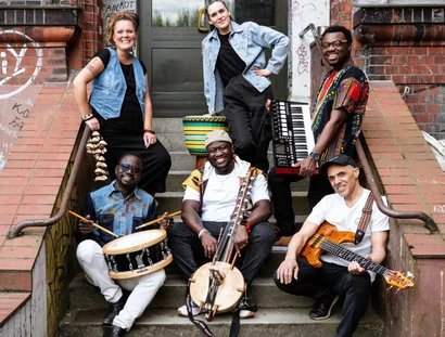Massa Dembele mit Band