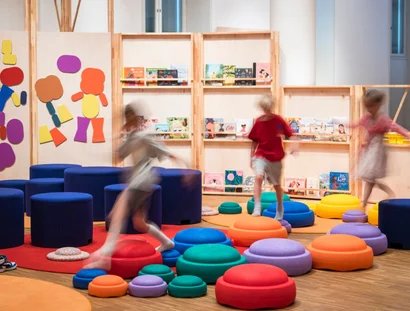 Kinder spielen in der Sonderausstellung "Beziehungsweise Familie / Family Matters" an den Thementagen "Schicksal oder Wahl"
