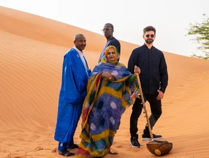 Noura Mint Seymali mit Band