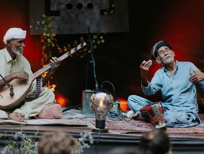 Ustad Noor Bakhsh (rechts) mit Benju und begleitendem Musiker