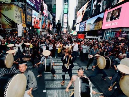 Auftritt des japanischen Kollektivs Seppuku Pistols am Times Square in New York