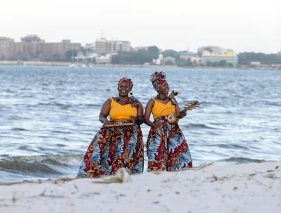 Porträt des tansanischen Duos The Zawose Queens am Strand 