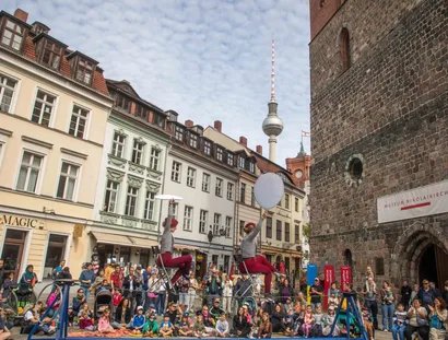 Der Wanderzirkus CABUWAZI bringt die Besucher:innen des Nikolaiviertels zum Staunen.
