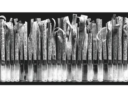 Kunstwerk Flaschen mit Textstreifen