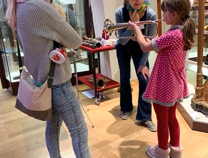 Mädchen probiert eine Trompete aus