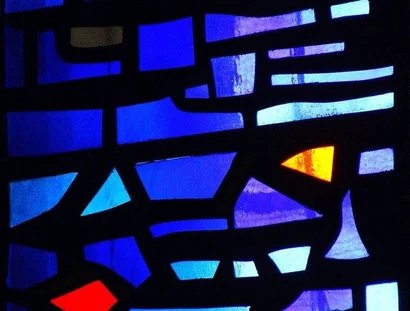 Detail eines bunten Mosaikglasfensters