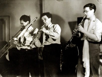 Fotograf*in: Unbekannt, Die Bauhaus-Kapelle, mit Hermann Clemens Röseler, Xanti Schawinsky und T. Lux Feininger, 1925