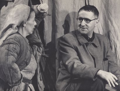 Helene Weigel und Bertolt Brecht bei Proben zu Brechts Mutter Courage und ihre Kinder, 1951, Akademie der Künste, Berlin, Bertolt-Brecht-Archiv