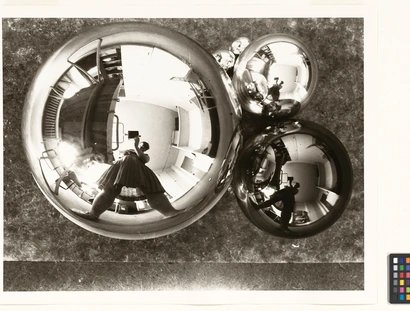 Marianne Brandt, Selbstporträt mit Kamera im Atelier in der Kugel gespiegelt, Bauhaus Dessau, um 1928–1929, Bauhaus-Archiv Berlin