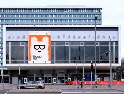 Fotografie „Kino International“, Karl-Marx-Allee, Berlin, 2022 Schriftzug: Klaus Wittkugel (1910–1985), 1961  Berlinale-Plakat: Claudia Schramke (*1985), 2022