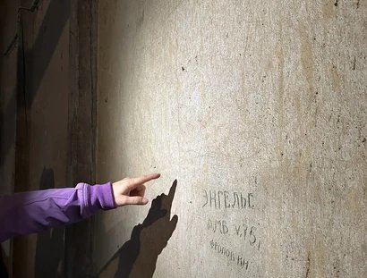 Dachbodenführungen zu Inschriften sowjetischer Soldaten