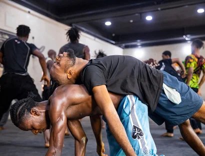 Probe der Performance „Lagos is a R.A.V.E.“ von Qudus Onikeku