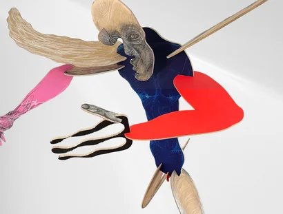 Raimund Schucht: Falling Angel oder dumme Männer mit Gottkomplex #1, Skulptur aus Holz, Graphit, Lackstift und Acryl, 2025