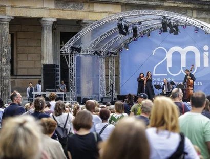 Open-Air-Bühne bei der ersten Ausgabe des großen Inselfests, im Hintergrund das Neue Museum, 2025