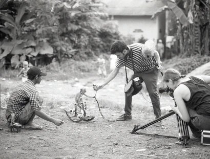 Das Kollektiv OJOBOCA beim Dreh ihres Films The Masked Monkeys, 2015, in Indonesien © OJOBOCA