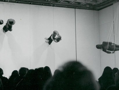 Trisha Brown, Walking on the Wall, 1971, Whitney Museum of American Art, Foto: Carol Goodden