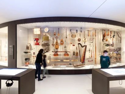 Ausstellungsansicht des Moduls "Klänge der Welt. Erforschung des organisierten Klanges" des Ethnologischen Museums