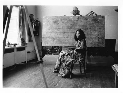 Chetna Vora am Set von „In der Kunst sind wir alle Kinder“, einem Film über den Maler Rolf Werner. Bansin, 1976