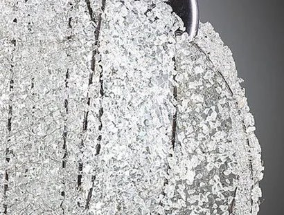 Brigitte Jennen, Mut zur Tasche (Detailansicht), 2026, Glas, Draht, Kupfer, Stofftaschentücher, Glasperlen, Stoßstange