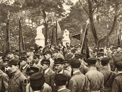 Die Einweihung des Portals zum Friedhof der Märzgefallenen, Fotografie: John Graudenz /Transatlantic, Illustrierte Reichsbannerzeitung, 24.10.1925