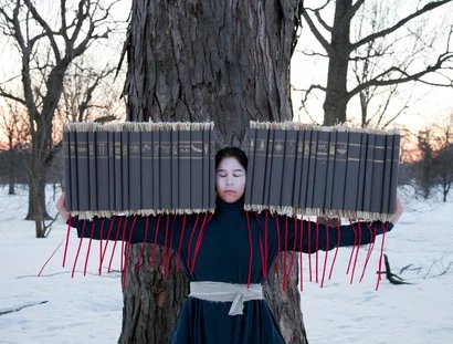 Bildausschnitt von Meryl McMasters Fotoarbeit Time's Gravity, 2015
