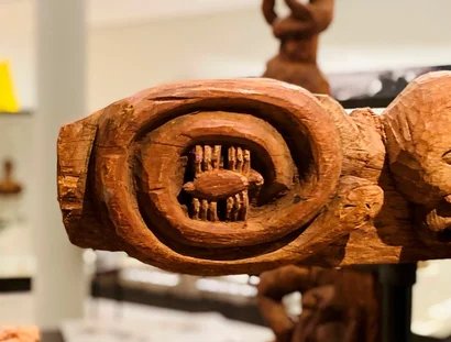 Detail einer Skulptur im Ausstellungsbereich "Koloniale Verflechtungen: Das Kameruner Grasland und Deutschland"