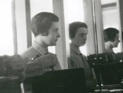 Ise Gropius, Selbstporträt im Spiegel im Meisterhaus ian Dessau, 1926