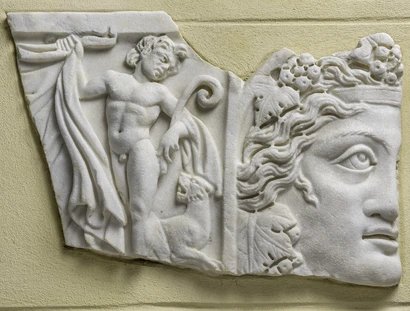 Unbekannter Künstler der Antike: Sarkophagdeckelfragment, Satyr, Maske des Dionysos, Rom, 3. Viertel 3. Jh. (gallienisch), Skulpt.slg. 4966, an der Ostwand der Kleinen Neugierde im Schlossgarten Glienicke