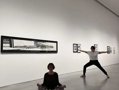 Yoga in der Ausstellung „Marc Brandenburg. 20th Century Debris“