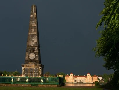 Obelisk im Lustgarten Rheinsberg, im Hintergrund das Schloss