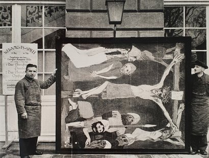 Zwei Angestellte des Kunstdienstes präsentieren Emil Noldes „Kreuzigung“, 1912, Öl/Leinwand, 220,5 × 193,5 cm (Wvz. Urban 477) vor dem Schloss Schönhausen, Foto: Günter Ranft (vermutlich)
