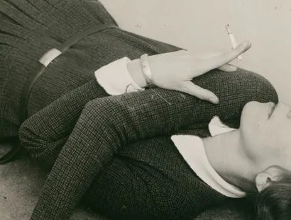 Grit Kallin-Fischer, Selbstporträt mit Zigarette, Detail, um 1928, Bauhaus-Archiv Berlin