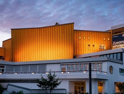 Die Philharmonie im Abendlicht